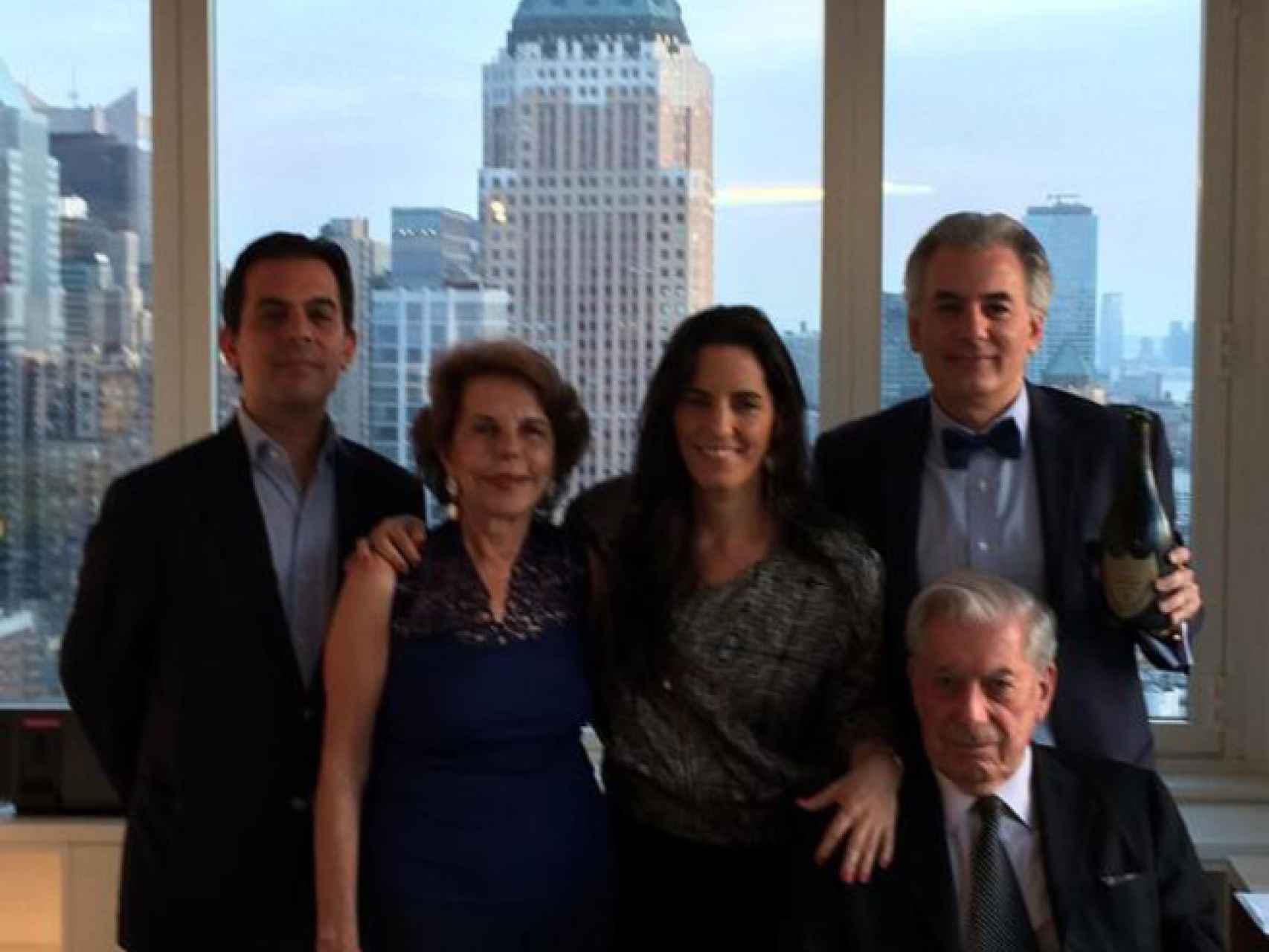 Vargas Llosa y su ex Patricia con sus tres hijos en Nueva York
