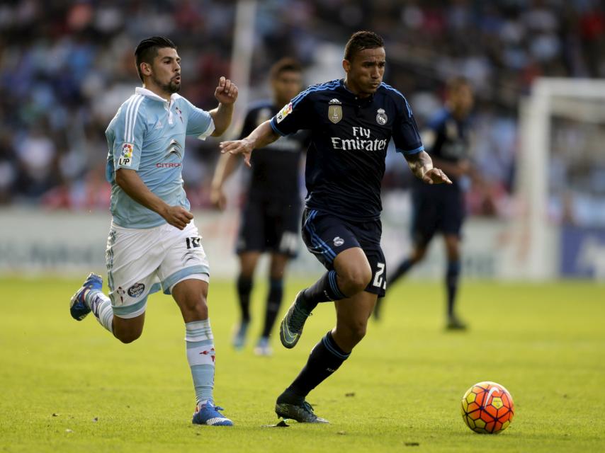 Danilo conduce el balón frente a Nolito.