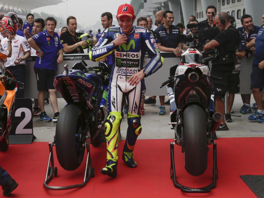 Rossi, en el parque cerrado, tras la sesión de clasificación en Sepang.