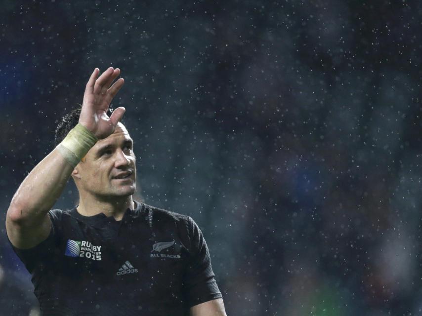 Dan Carter, principal protagonista del Sudáfrica-Nueva Zelanda, saluda tras el partido.