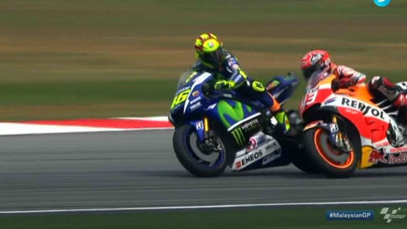 Imagen del incidente entre Rossi y Márquez.