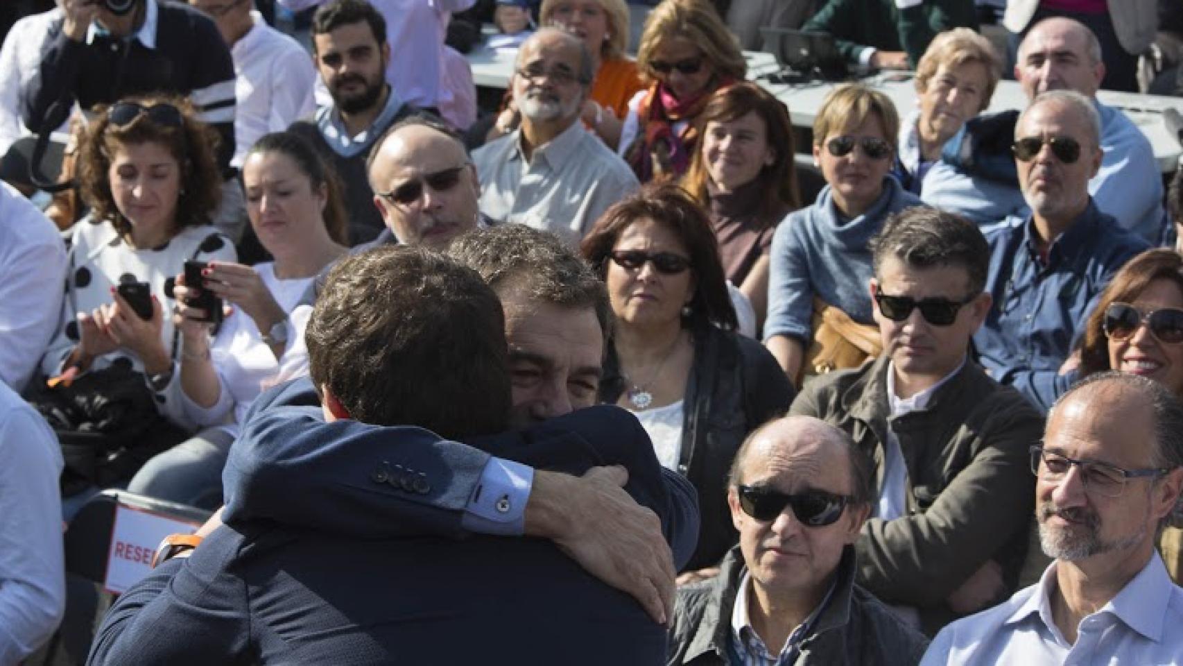 Toni Cantó abraza a Albert Rivera.