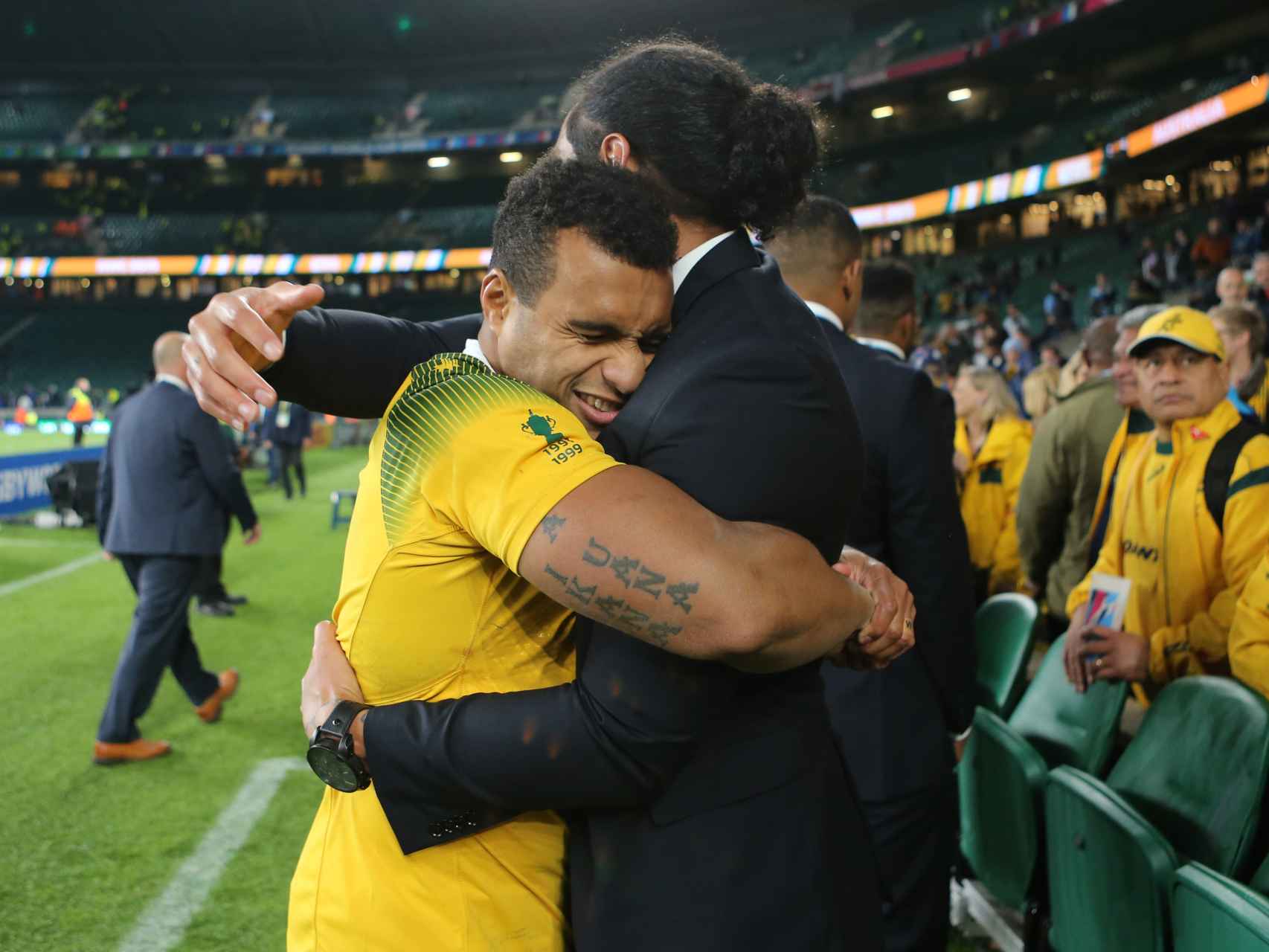 Will Genia se abraza con un integrante del 'staff' de Australia tras el partido.