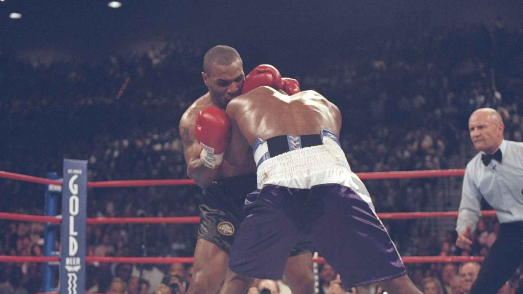 El mordisco de Tyson a Holyfield en 1997.