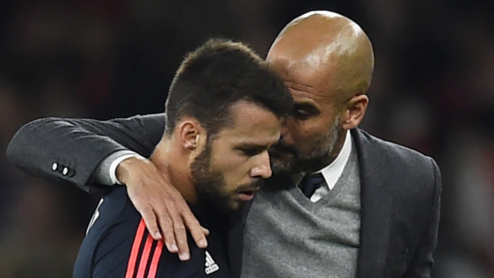 Guardiola habla con Bernat en el partido contra el Arsenal / Reuters