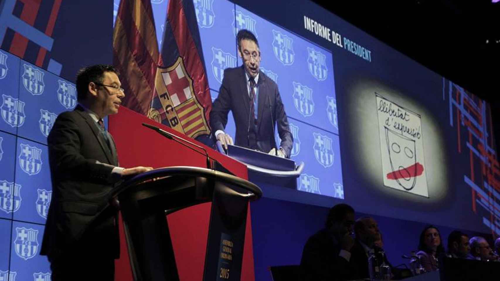 El presidente del Barça, Josep María Bartomeu, habla ante la Asamblea General en 2015