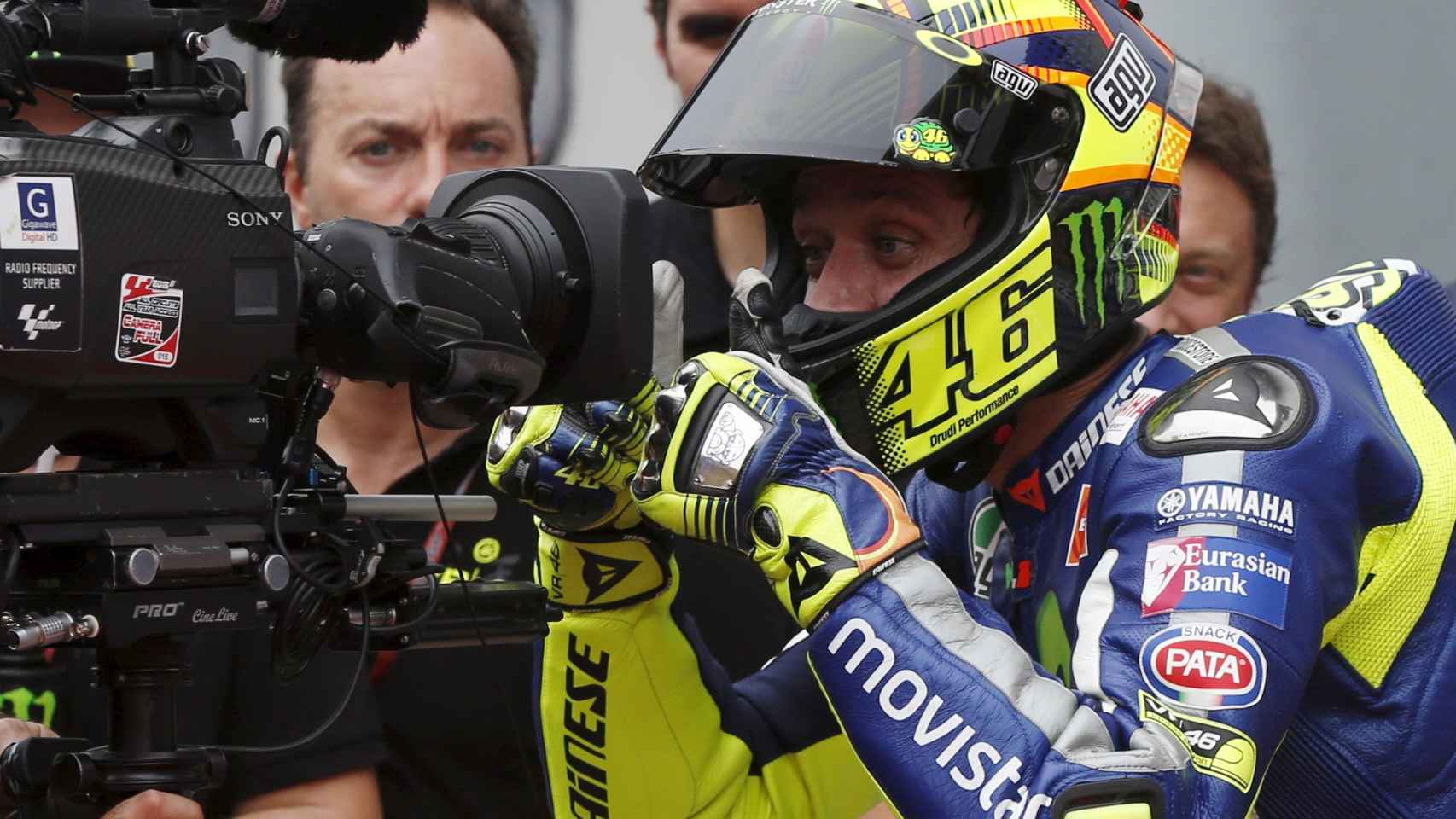 Valentino Rossi gesticula ante una cámara durante el Gran Premio de Malasia de Moto GP.