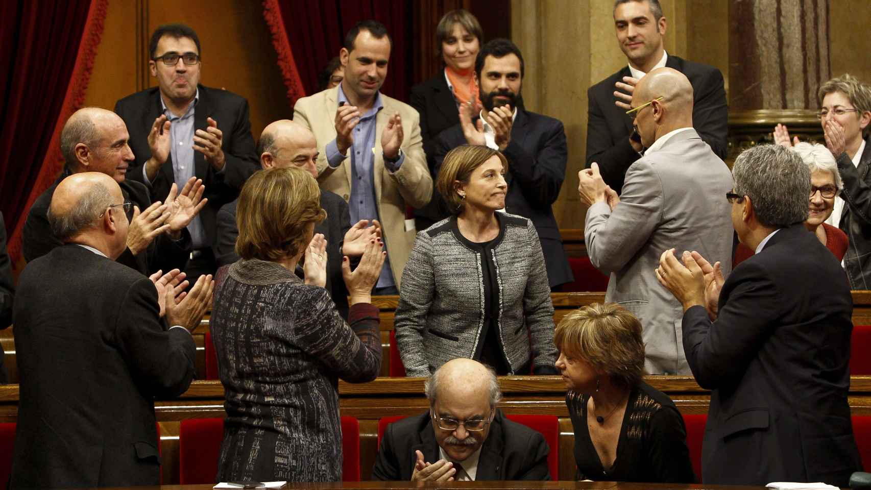 Artur Mas se abraza a la nueva presidenta de la Cámara, Carme Forcadell