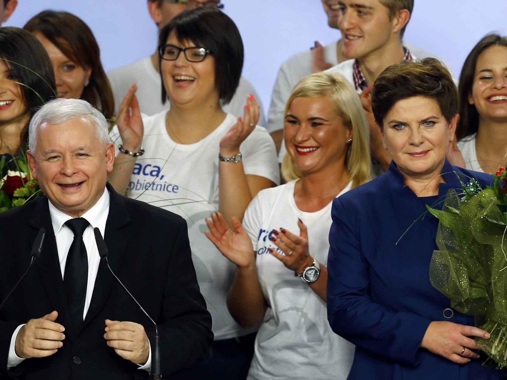 Jaroslaw Kaczynski, líder del (PiS), junto a la cabeza de lista Beata Szydlo.