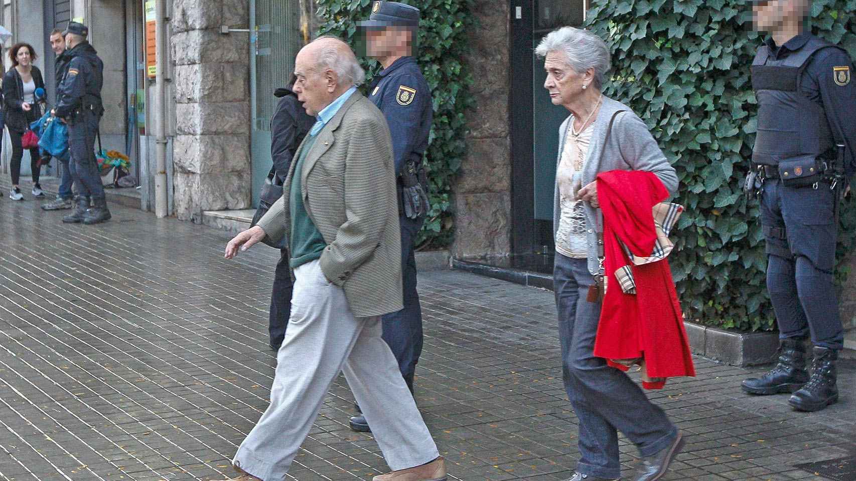 Jordi Pujol y su esposa, Marta Ferrusola, a la salida de su domicilio este martes, tras el registro policial