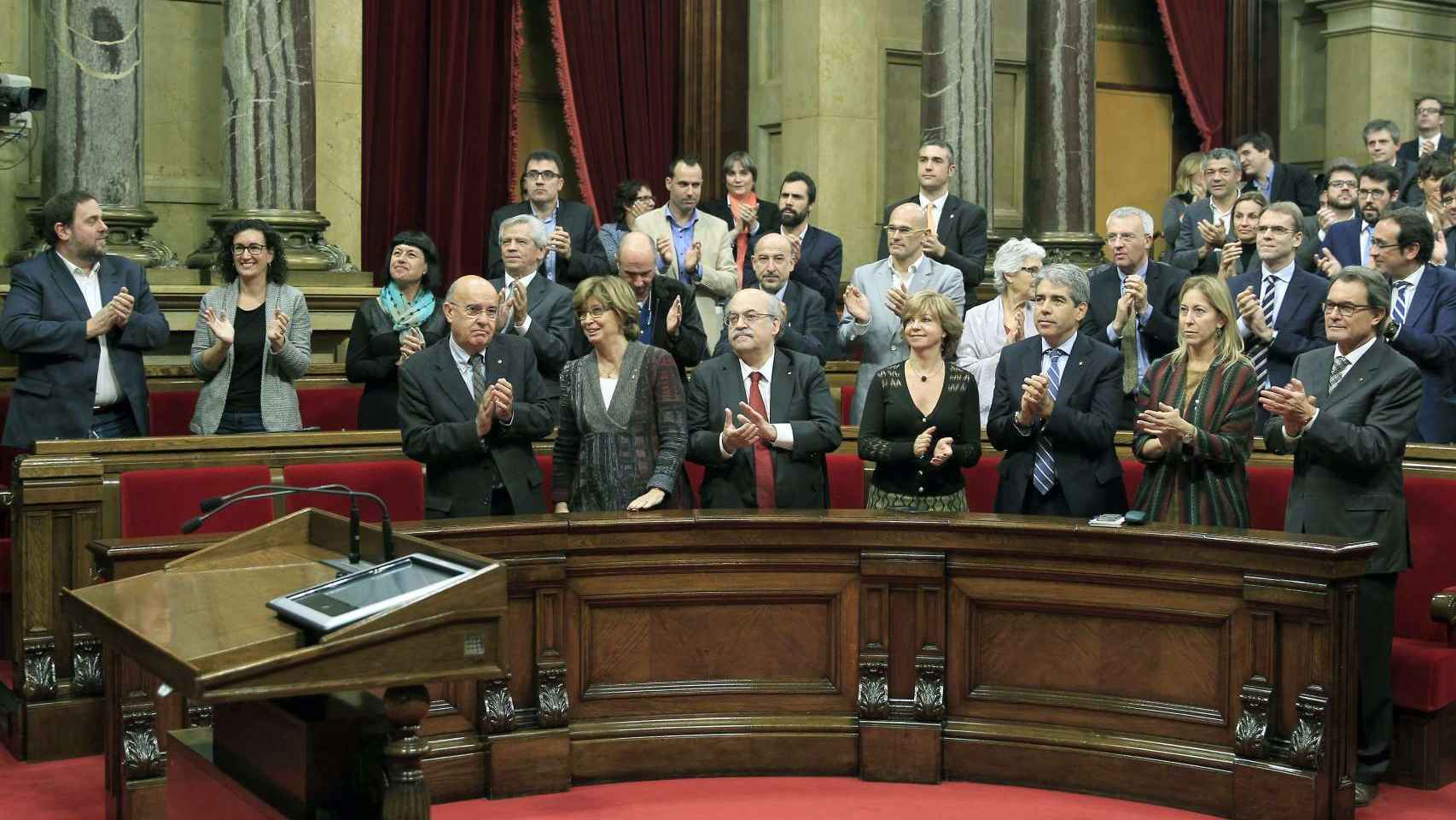 Diputados de JXS aplauden durante la sesión constitutiva del nuevo Parlament a la nueva presidenta, Carme Forcadell