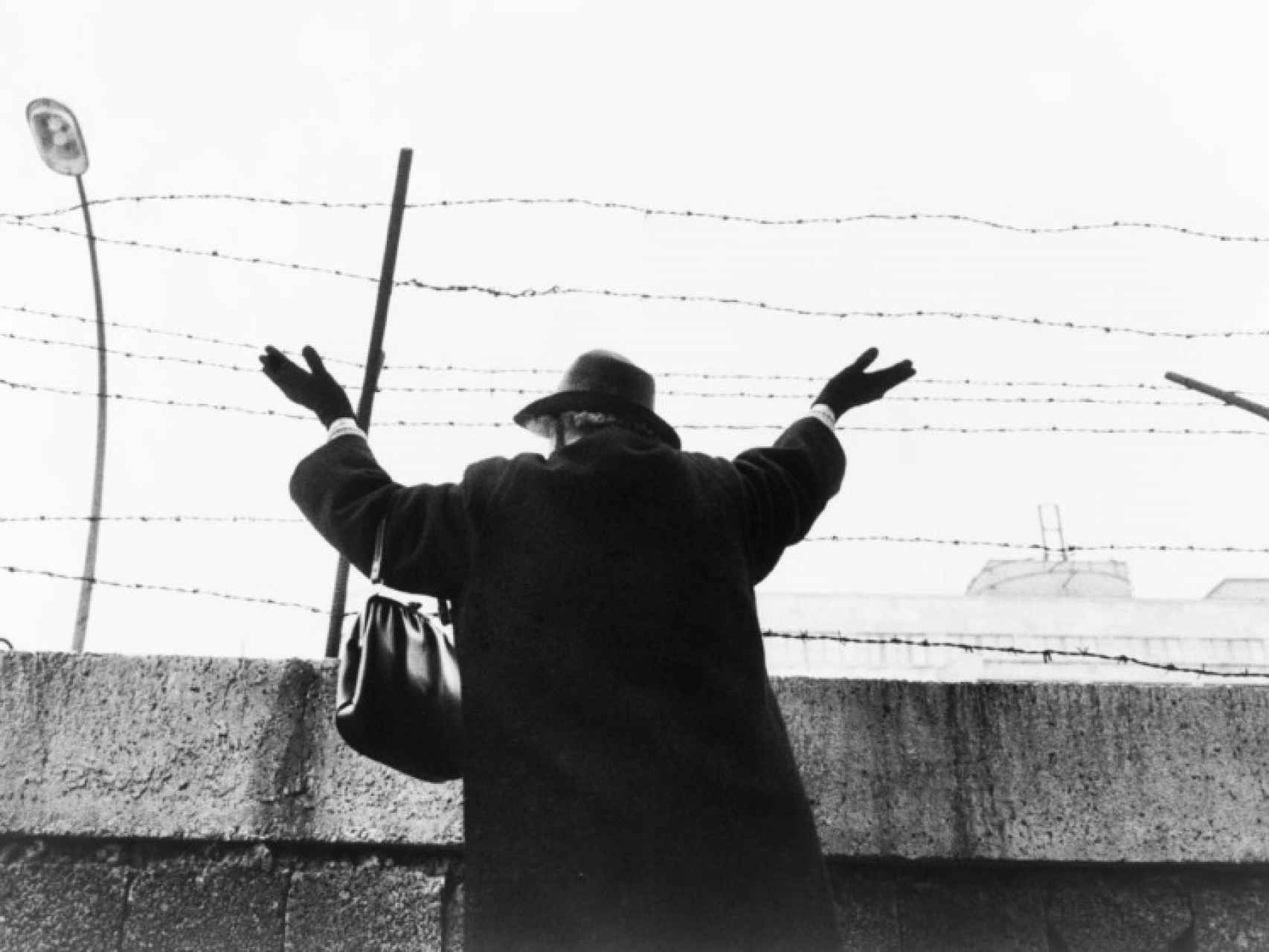 Una mujer frente al Muro, en 1989.