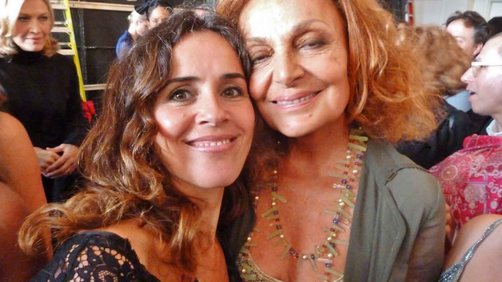 Carmen con Diane Von Fürstenberg en el backstage de Nueva York