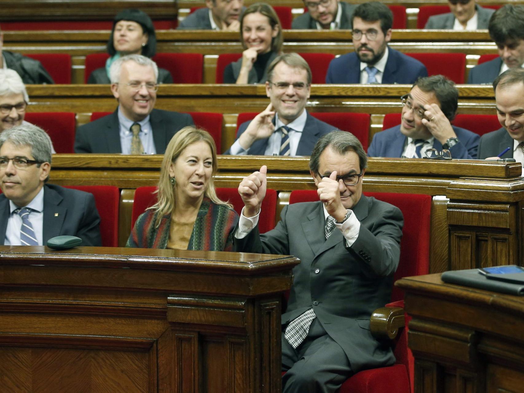 Aún antes de investir presidente, el Parlament ya da pasos hacia la independencia.