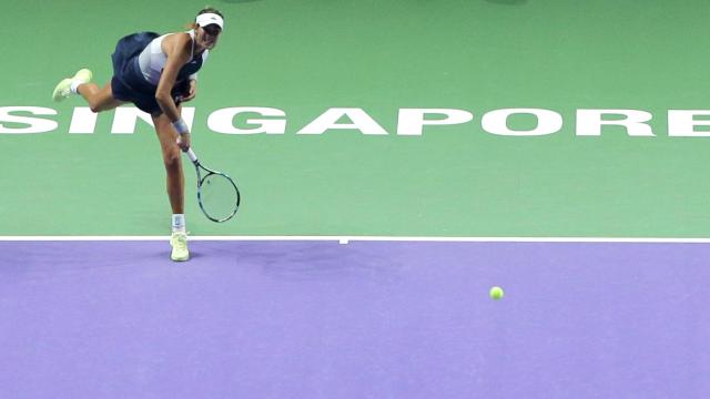 Garbiñe Muguruza disputa una bola en Singapur.