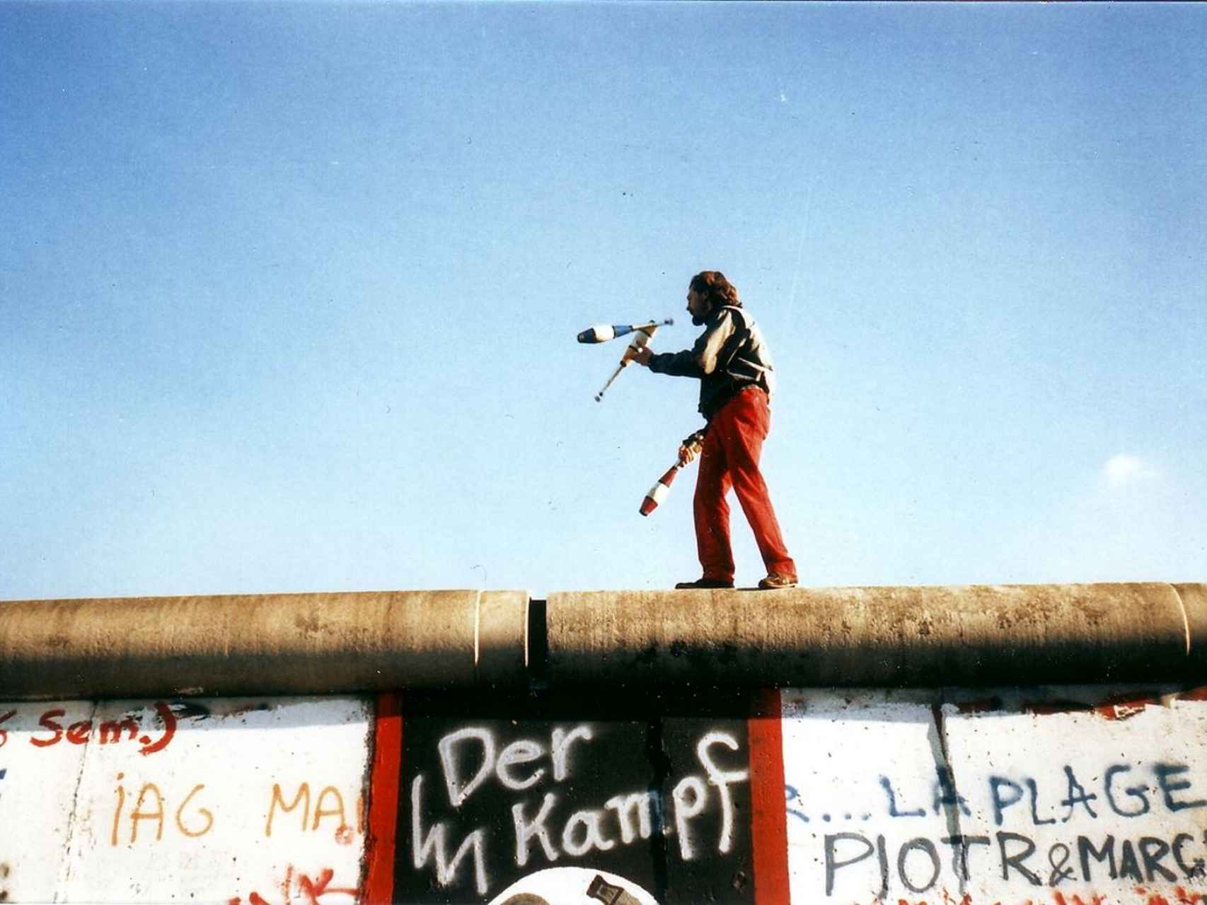 Un hombre actúa sobre el Muro de Berlín, el 16 de noviembre de 1989.