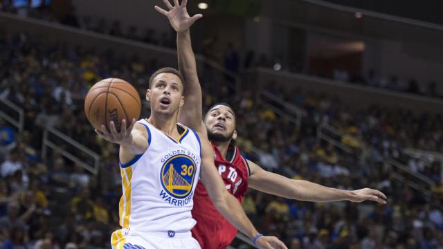 Steph Curry entra a canasta en pretemporada.