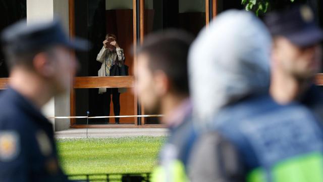 Agentes de la Policía custodian la casa del ex presidente de la Generalitat, Jordi Pujol, durante la intervención de la UDEF