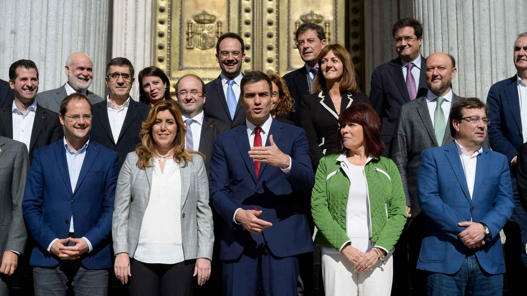 Susana Díaz y Pedro Sánchez, con los barones del PSOE
