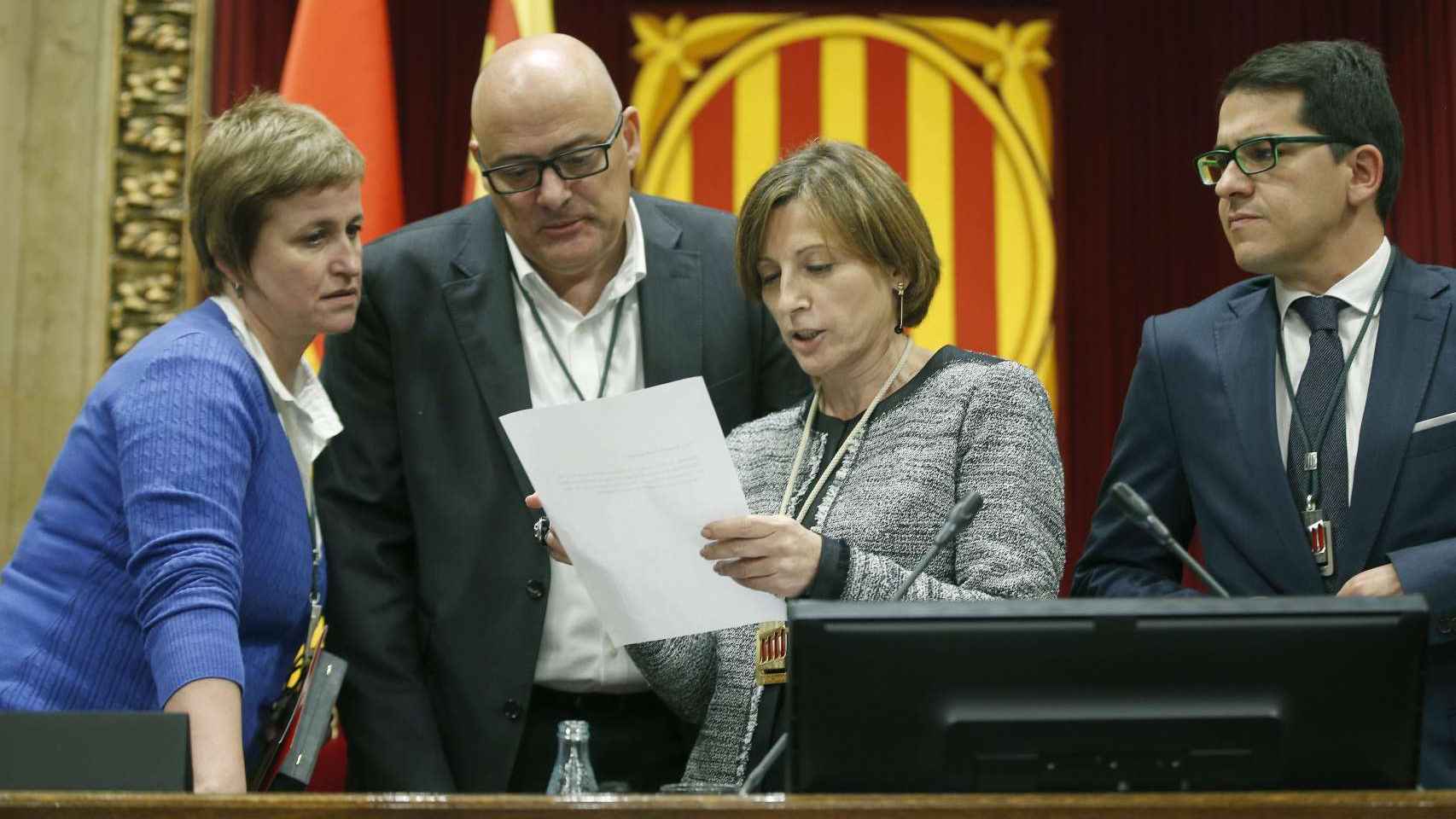 La presidenta del Parlament, Carme Forcadell, y la secretaria de la Mesa, Anna Simó (JxS) (i), el vicepresidente primero, Lluís Corominas (2i), y el vicepresidente segundo, J. M. Espejo-Saavedra (C's)