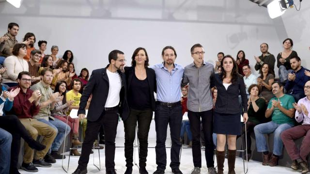 Pablo Iglesias, Iñigo Errejón (2d), Carolina Baescansa (2i), Sergio Pascual (i) e Irene Montero (d), durante la presentación hoy del equipo de campaña