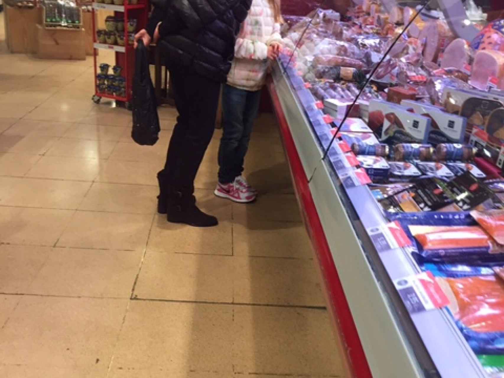 La baronesa Thyssen con una de sus gemelas en el supermercado