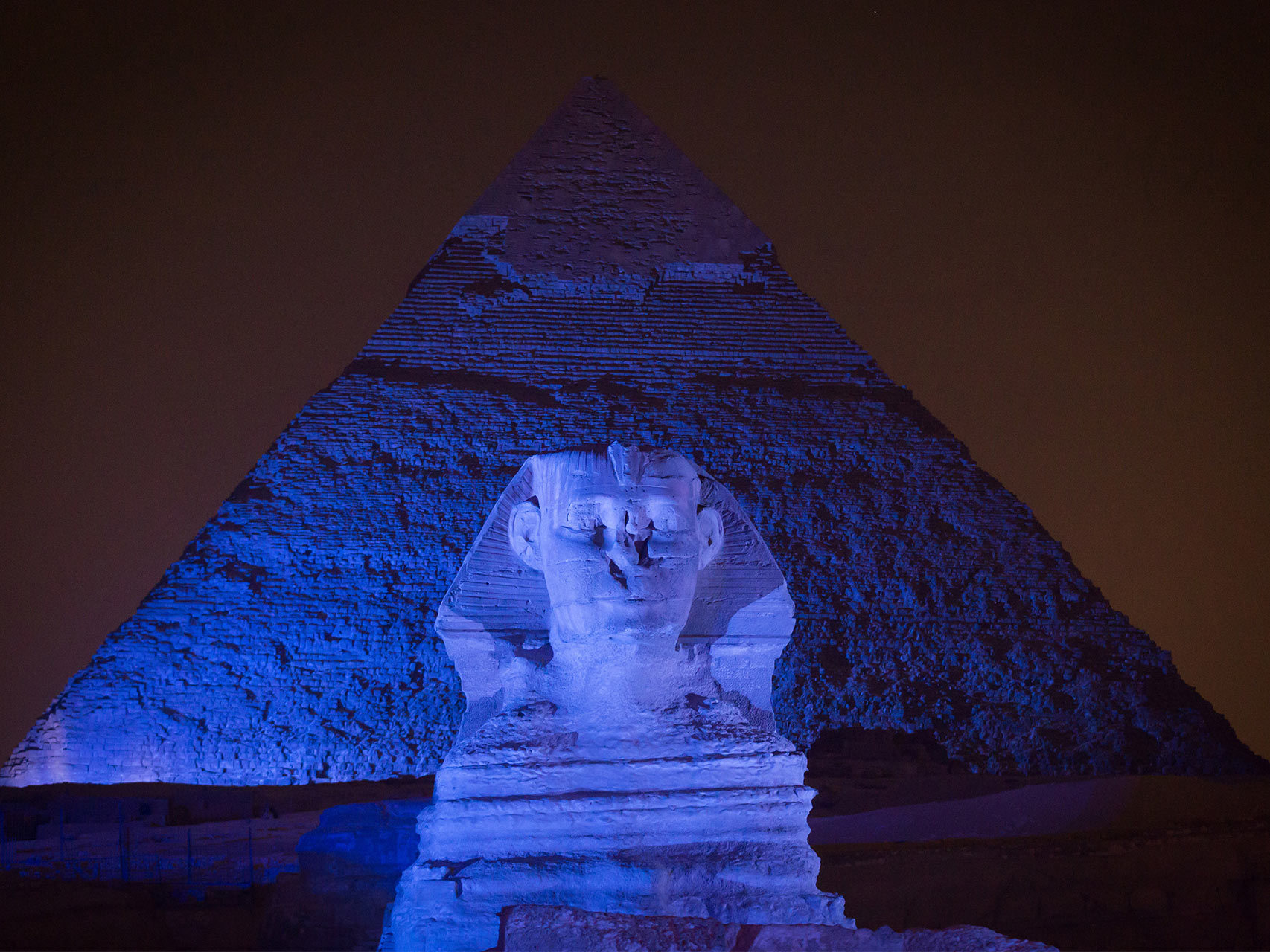 La Esfinge de Giza, con las pirámides al fondo.