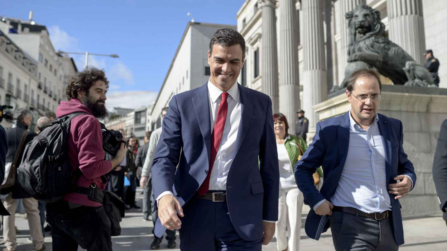 Sánchez, con su número dos tras presentar su reforma constitucional, este miércoles.