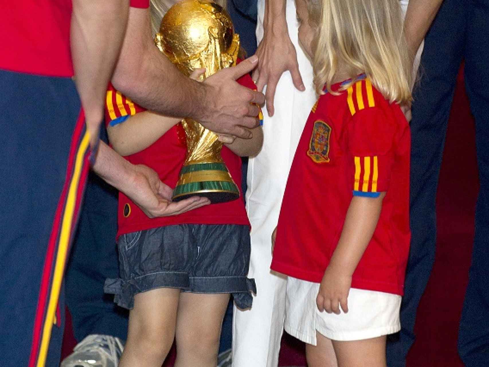 La Princesa Leonor sonríe al sujetar la Copa del Mundo