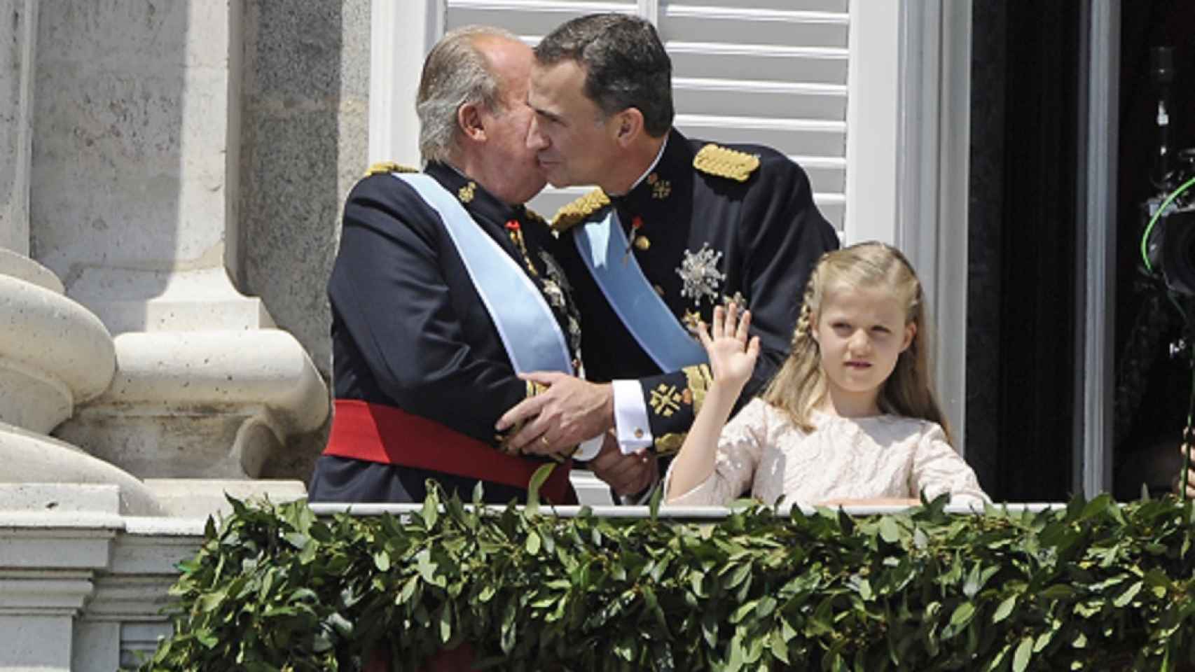 La Princesa Leonor saluda al pueblo el día de la proclamación de su padre