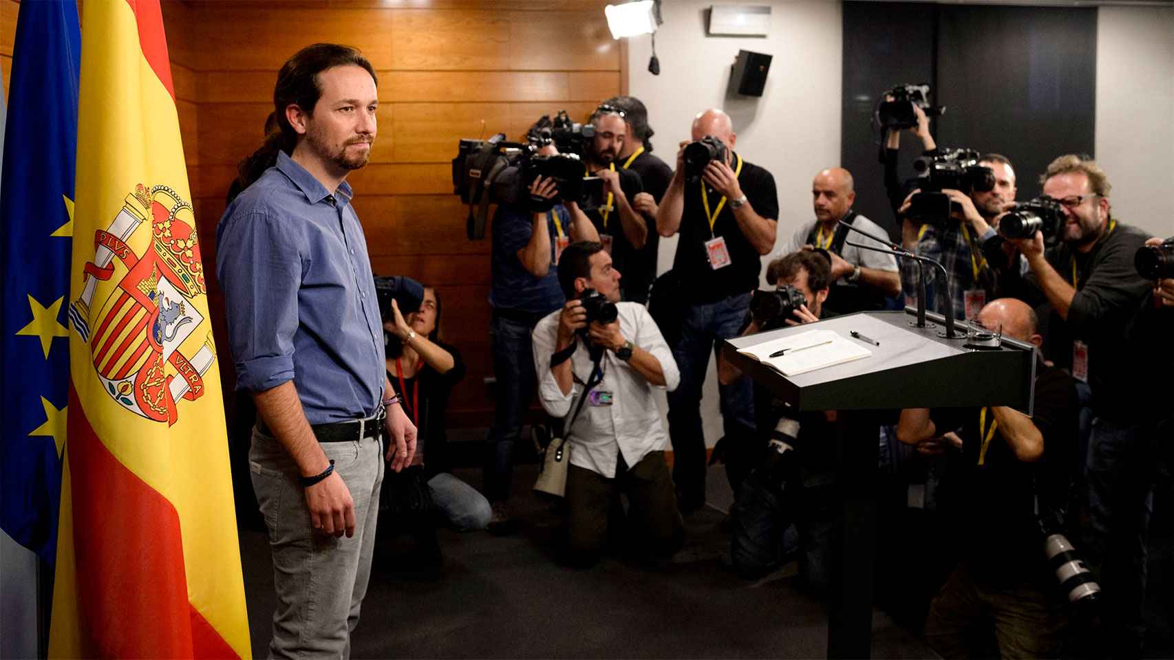 Pablo Iglesias llega a la sala de prensa de La Moncloa.
