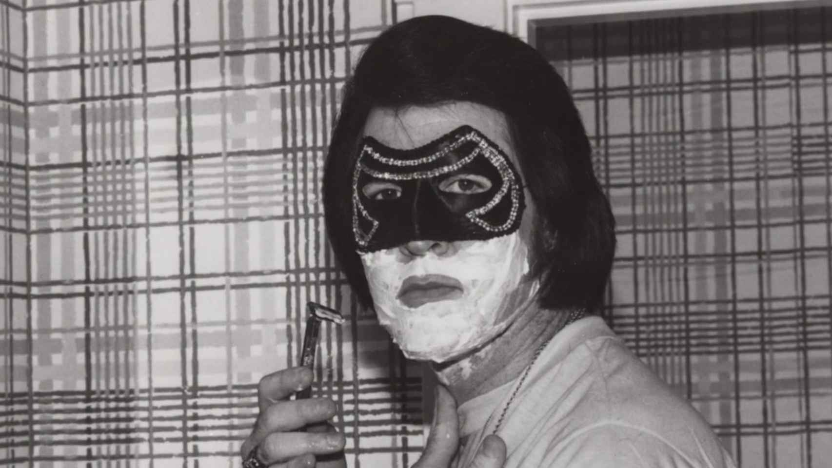 Orion debía llevar siempre la máscara en público por contrato.