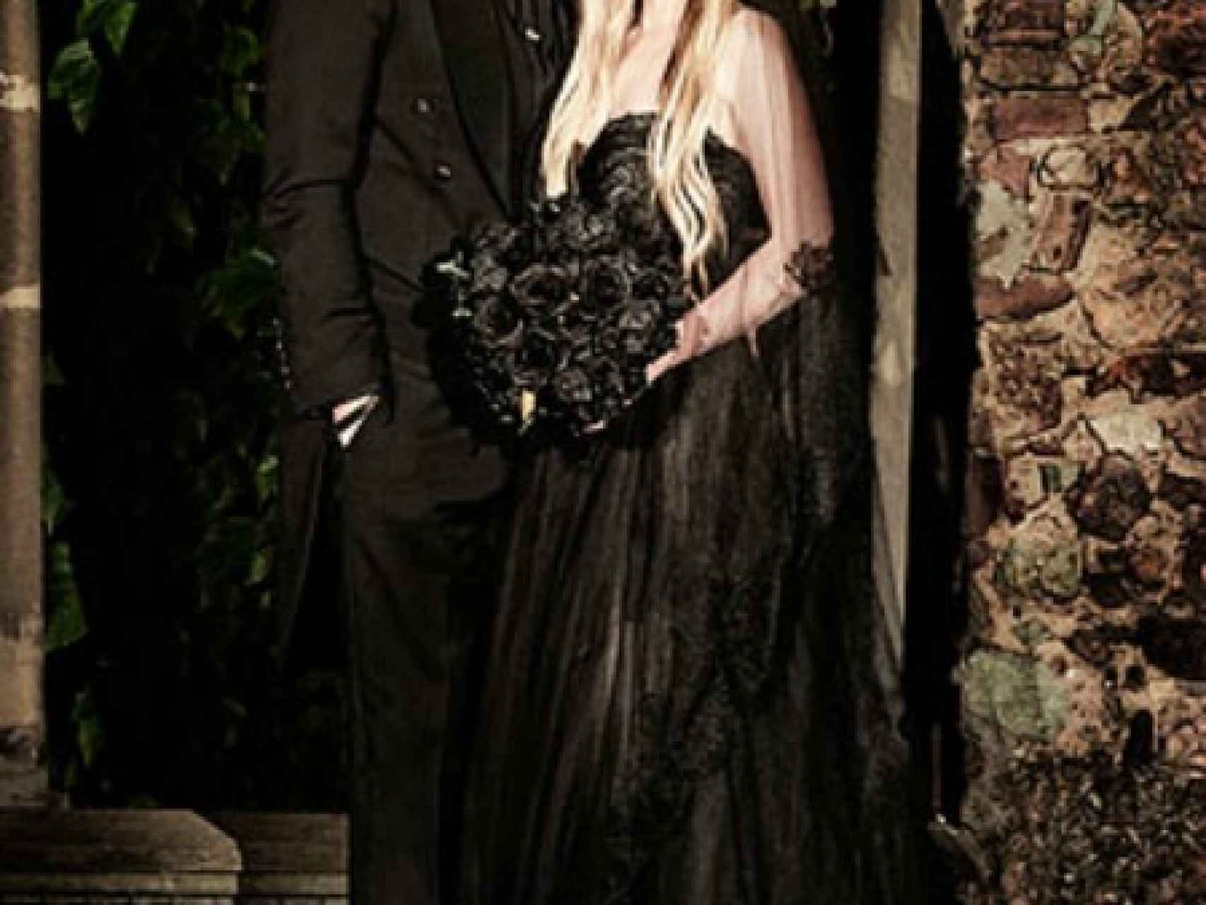 Avril Lavigne con total look nupcial en negro