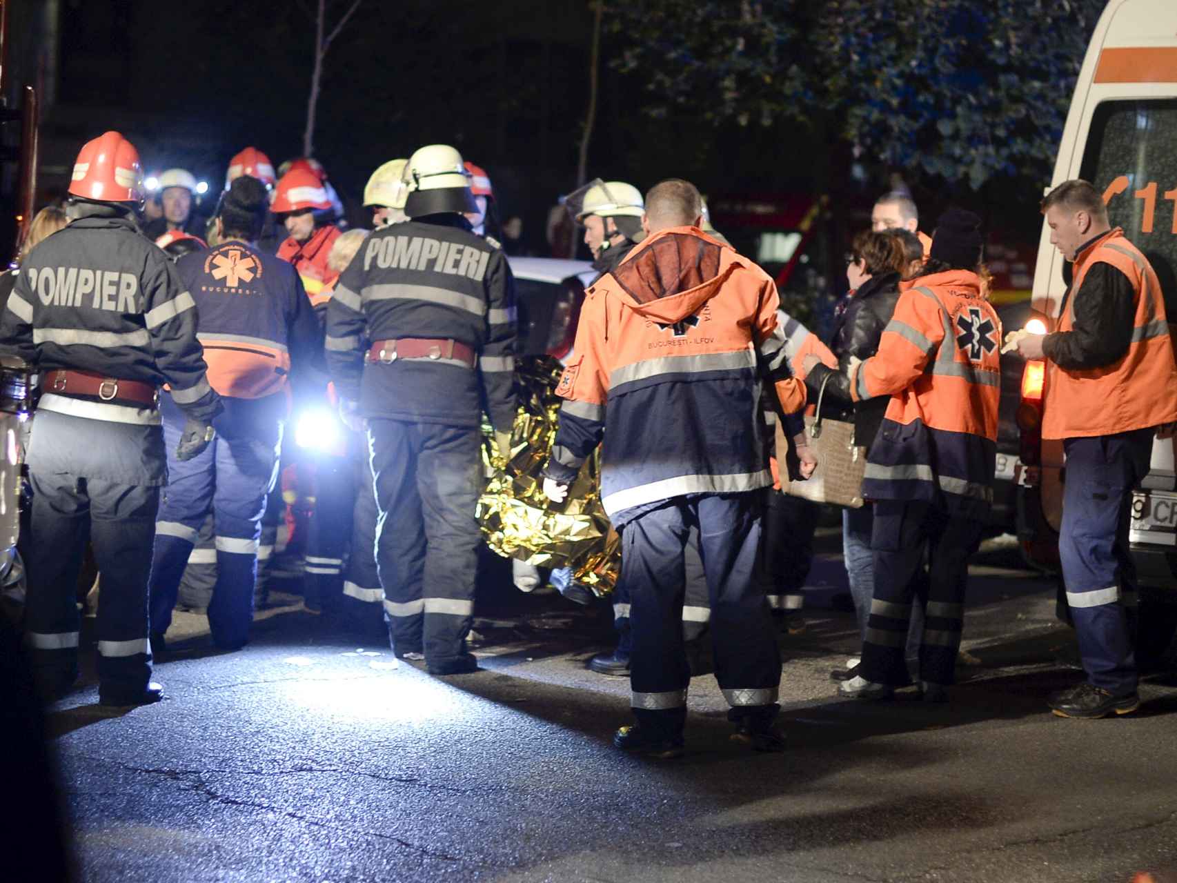 Los servicios de emergencia a las puertas de la discoteca del incendio en Bucarest. / Reuters
