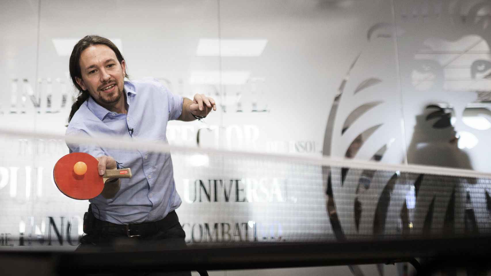Pablo Iglesias va bien de derechas al ping-pong.