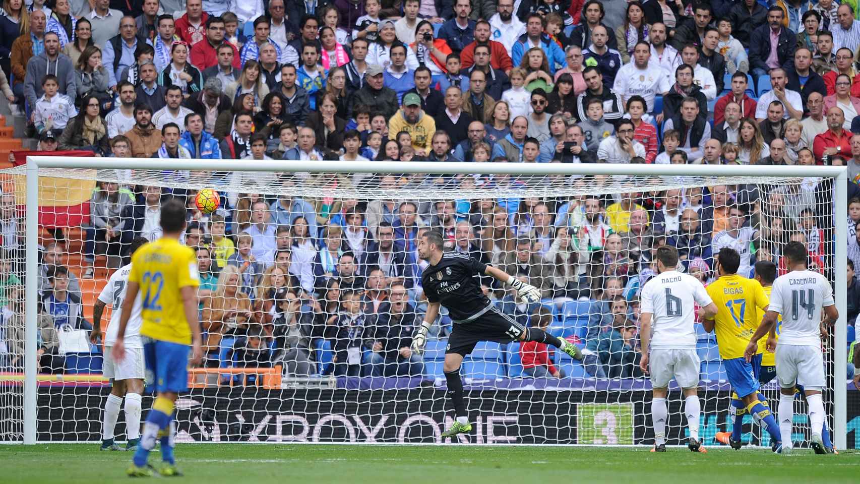 Hernán marca el gol que anotó Las Palmas en el Bernabéu ante el Madrid.