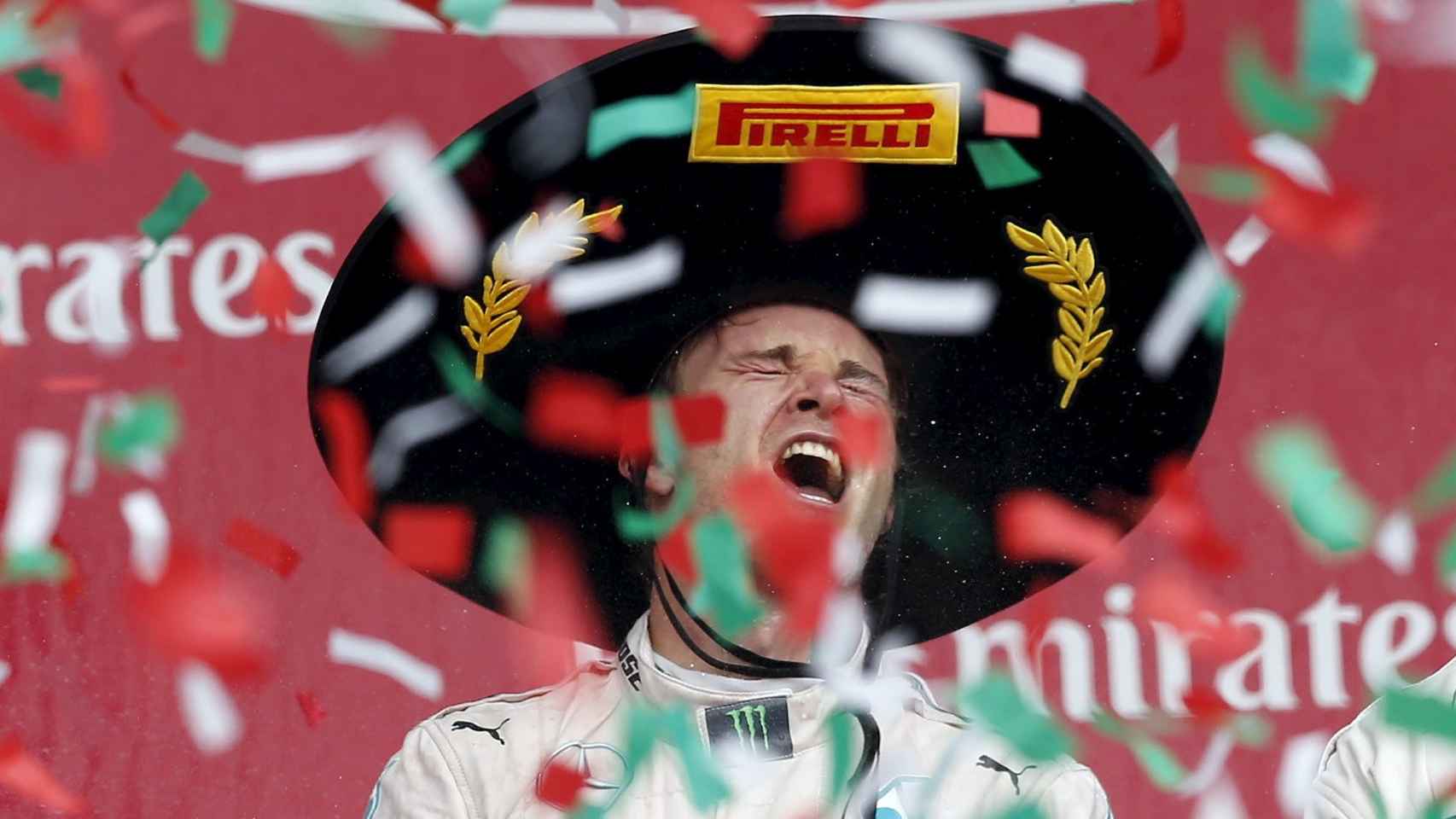 Nico Rosberg celebra su victoria en el podio del Gran Premio de México de Fórmula Uno.