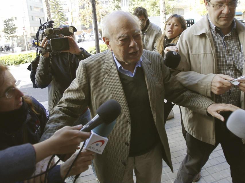 El expresident Jordi Pujol elude contestar a la prensa.