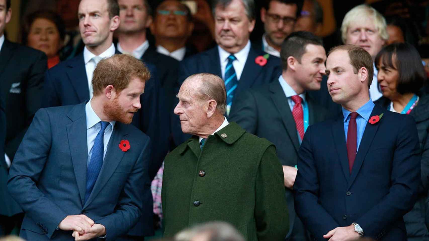 Los príncipes Harry y William con su abuelo el príncipe Philip en la final del mundo de rugby