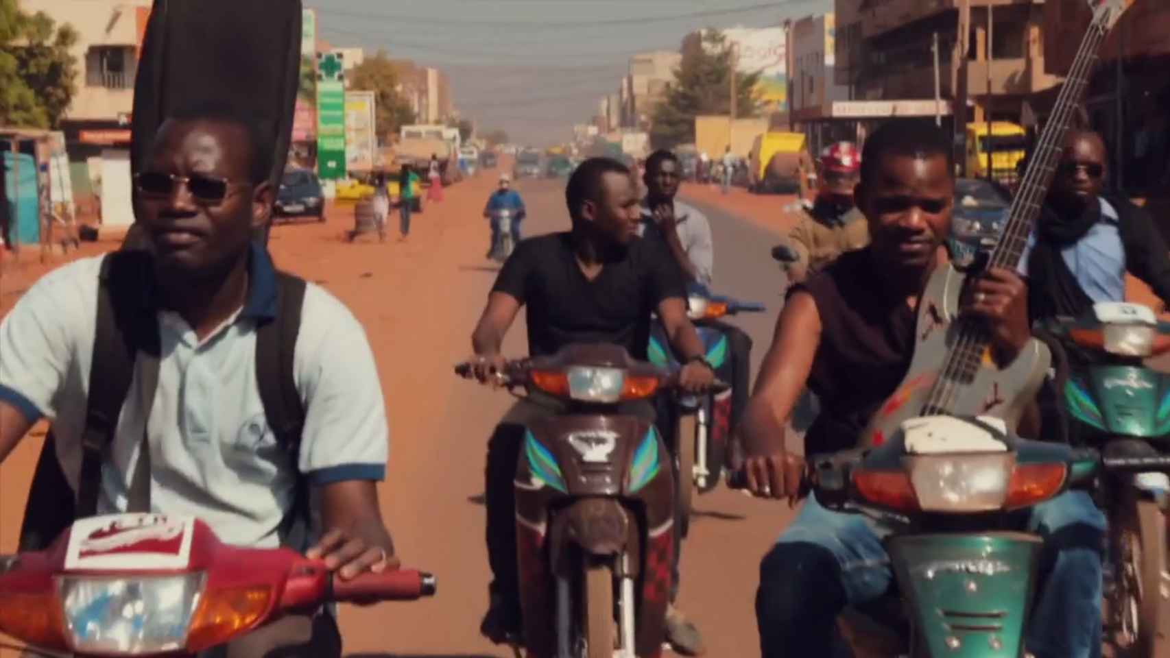 Los Songhoy Blues, en sus motos por Bamako.