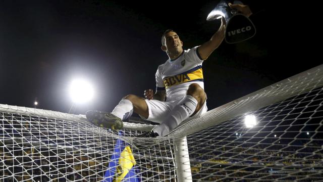 'Carlitos' celebra el triunfo en La Bombonera