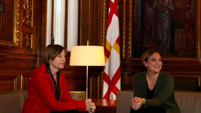 Carme Forcadell y la alcaldesa de Barcelona, Ada Colau, este lunes