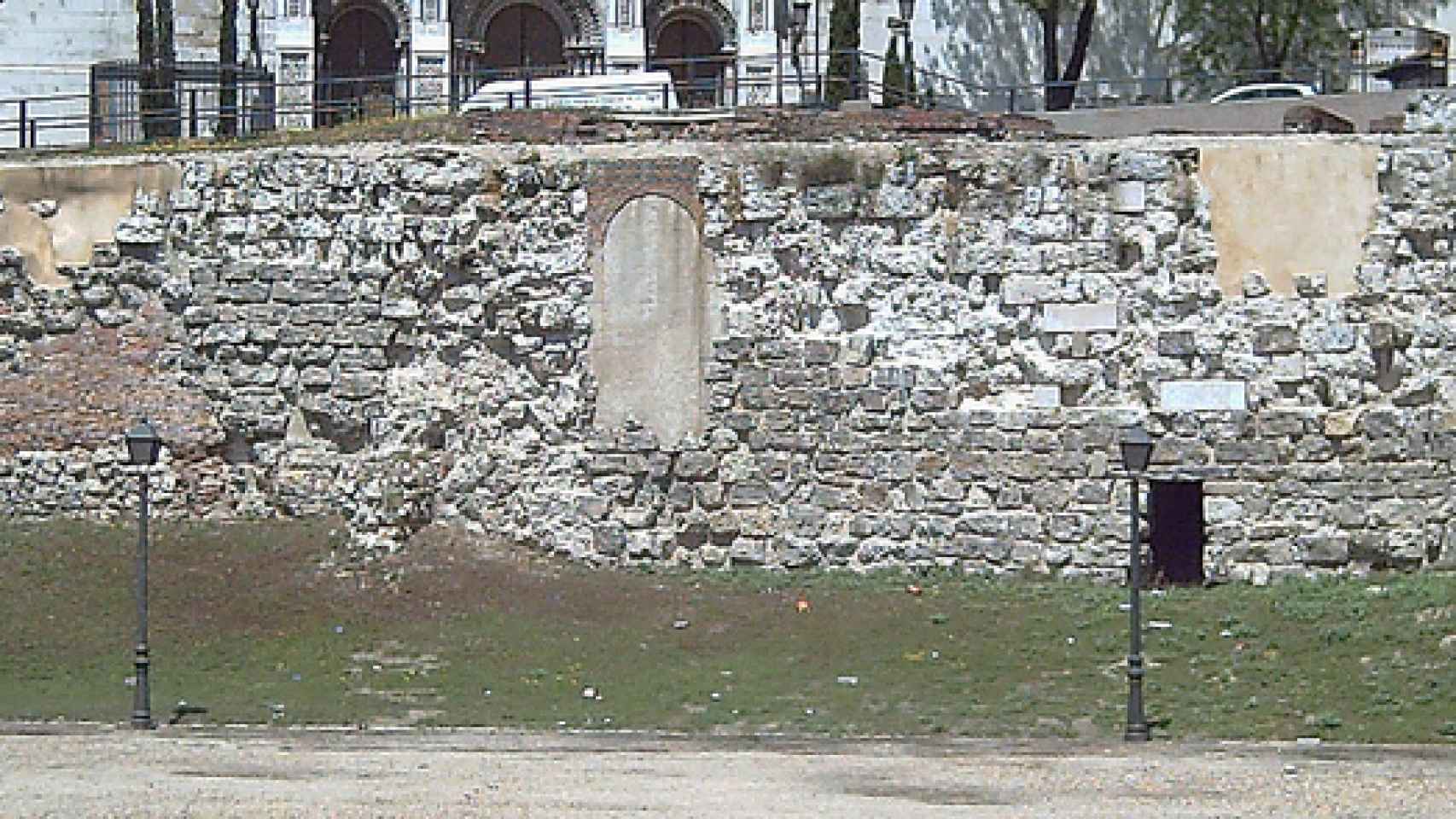 Estado de la muralla antes de la restauración.