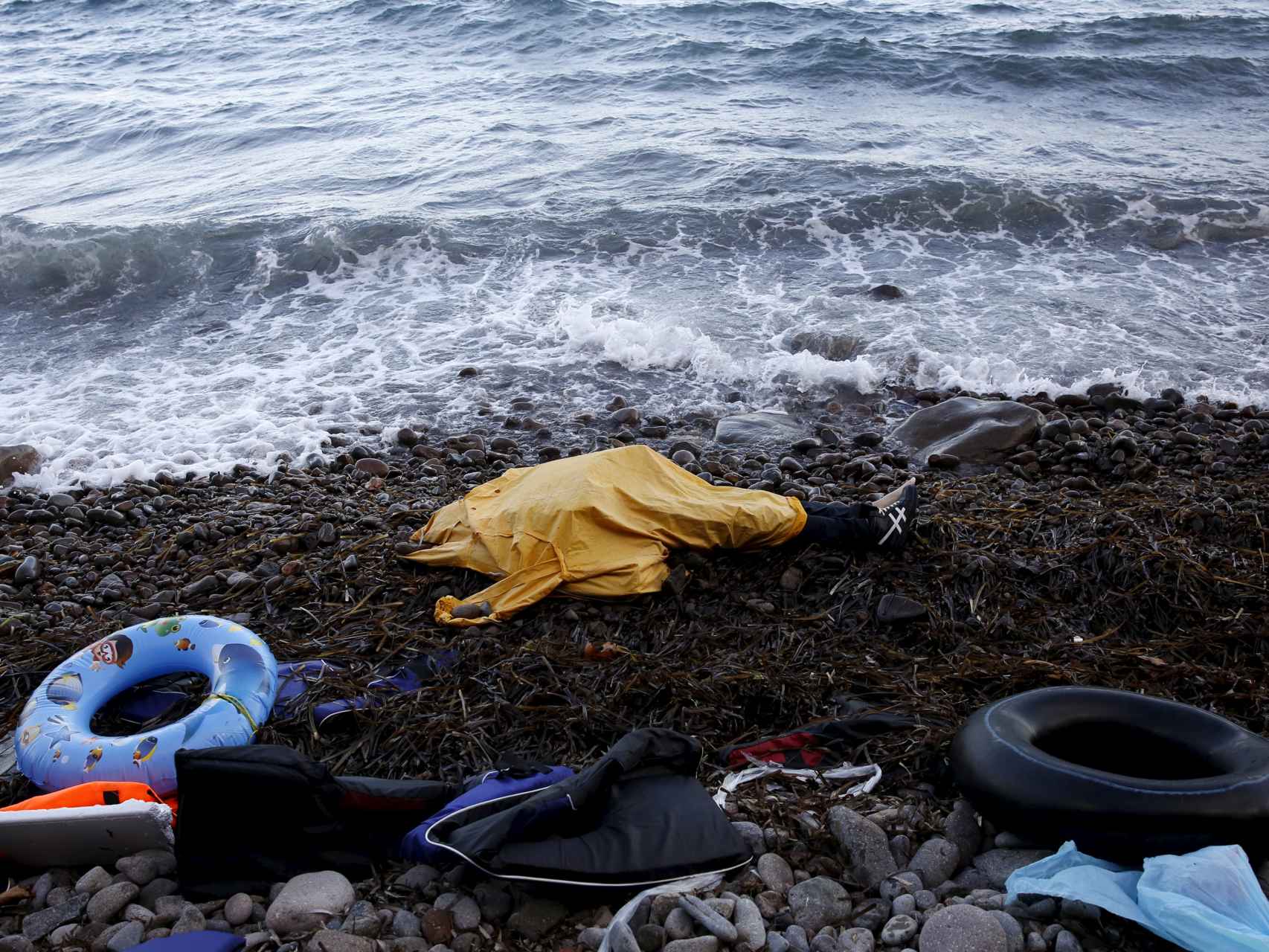 El cuerpo de uno de los refugiados muertos en Lesbos