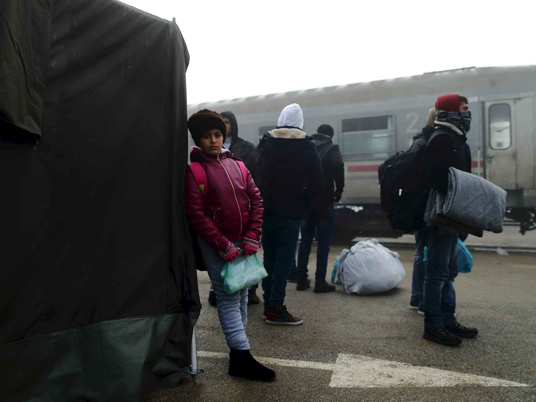 Una niña espera ser registrada en el campo de Slavonski Brod, en Croacia
