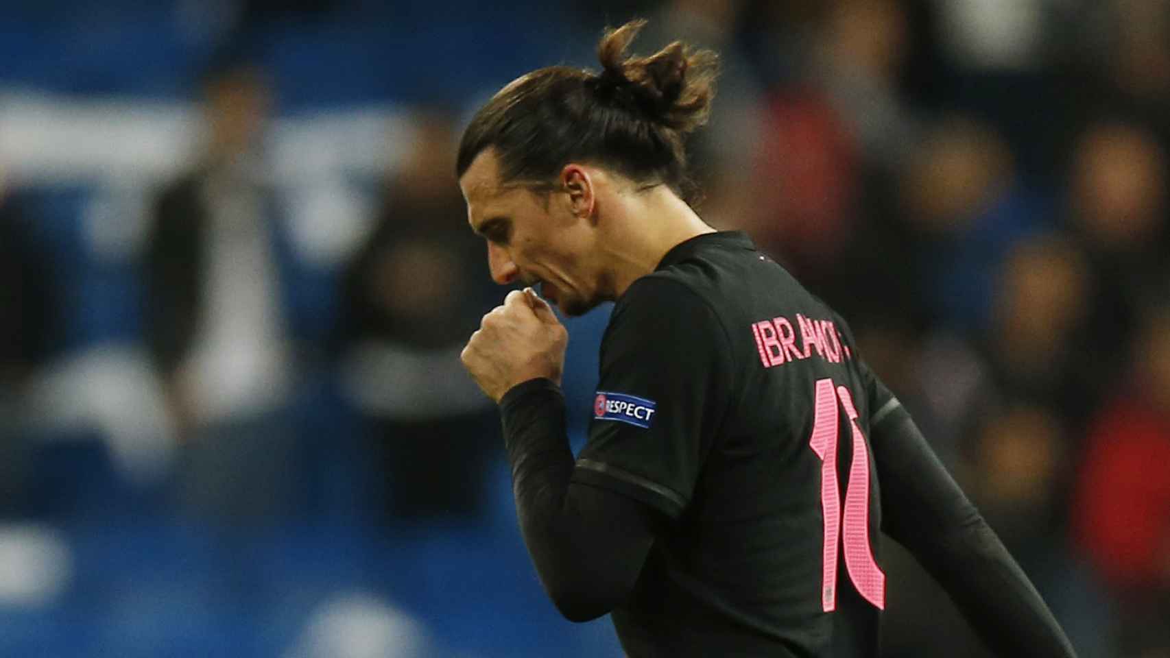 Ibrahimovic se lamenta durante el encuentro.