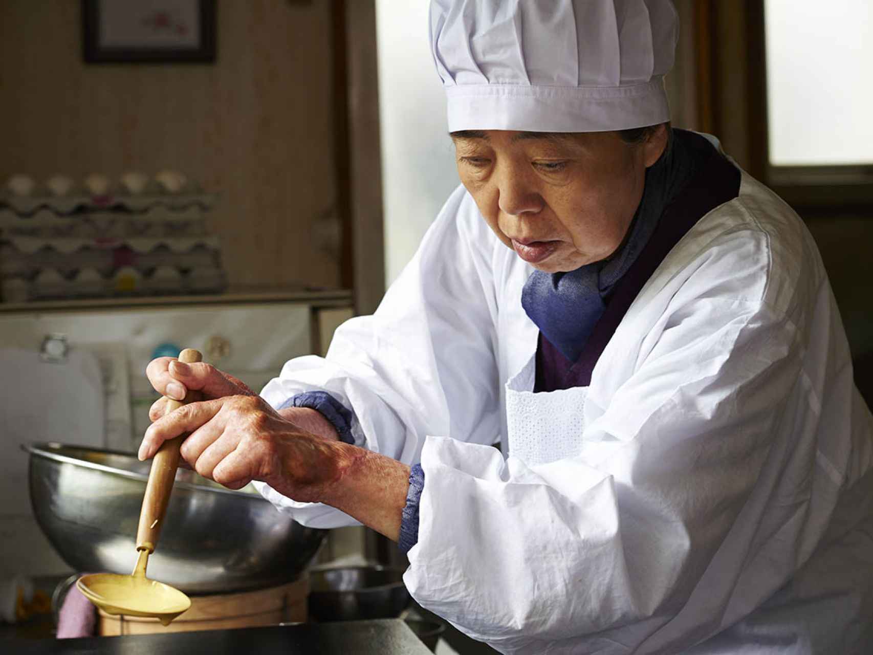 Tokue (interpretada por Kirin Kiki) preparando el dulce.