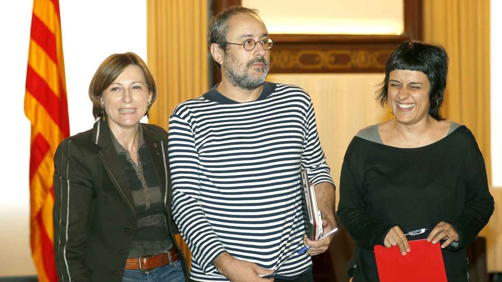 Carme Forcadell (i), junto a Antonio Baños (CUP), y la diputada Anna Gabriel, durante la ronda de contactos previa a la investidura.