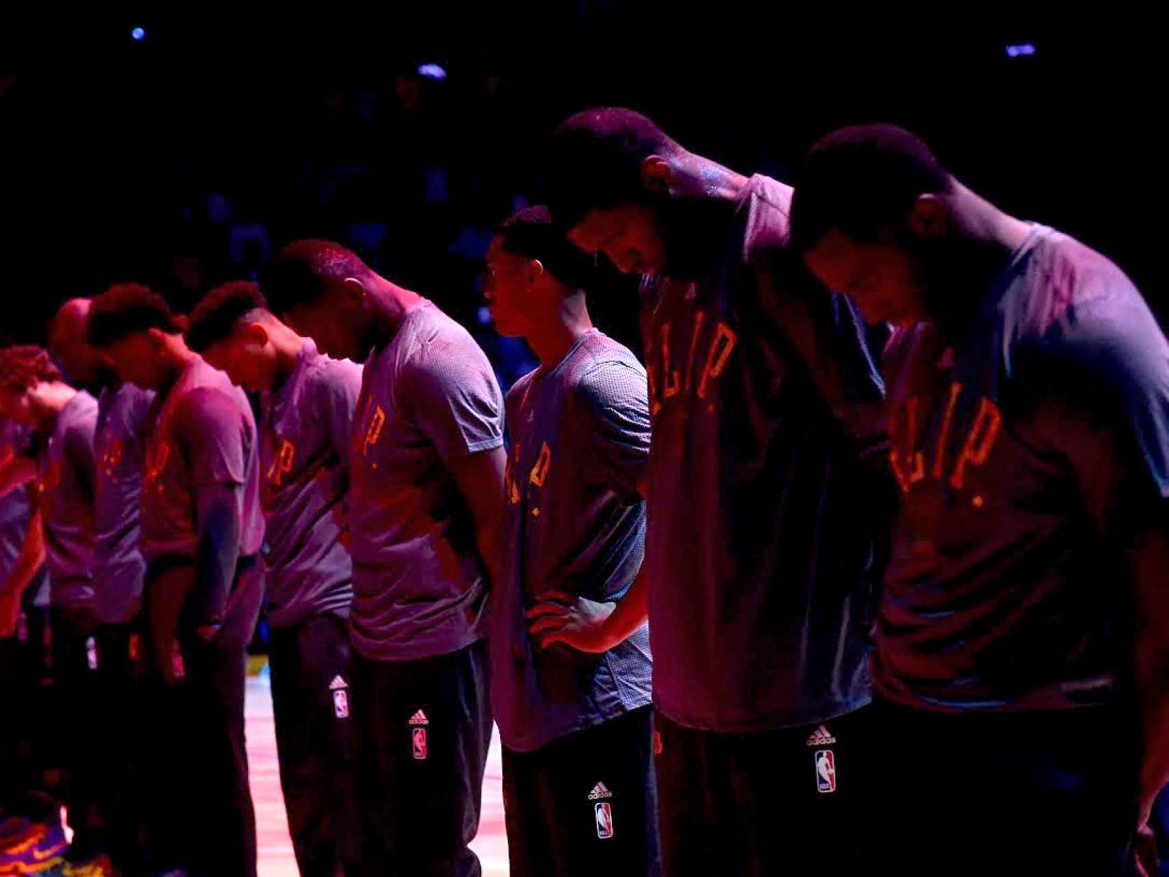 Los Lakers homenajearon a Flip Saunders en el Staples Center.