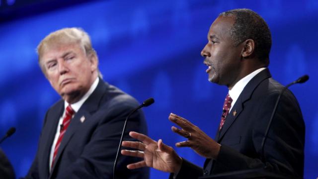 Donald Trump y Ben Carson durante un debate televisado.